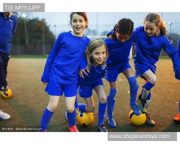 足球明星们的欢乐瞬间打闹视频合集尽显球场外的趣味与友谊